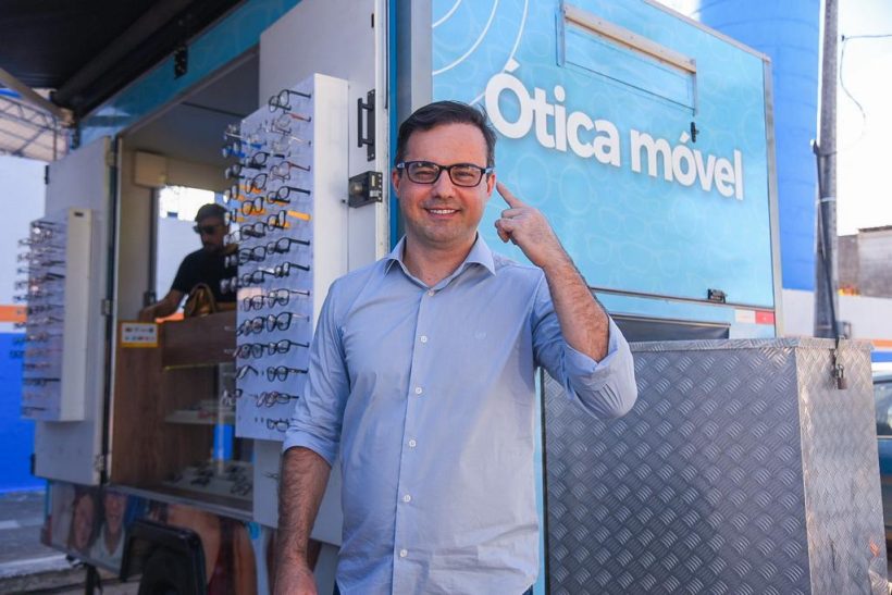 Wagner lança programa em Maracanaú que vai ofertar óculos para alunos do município