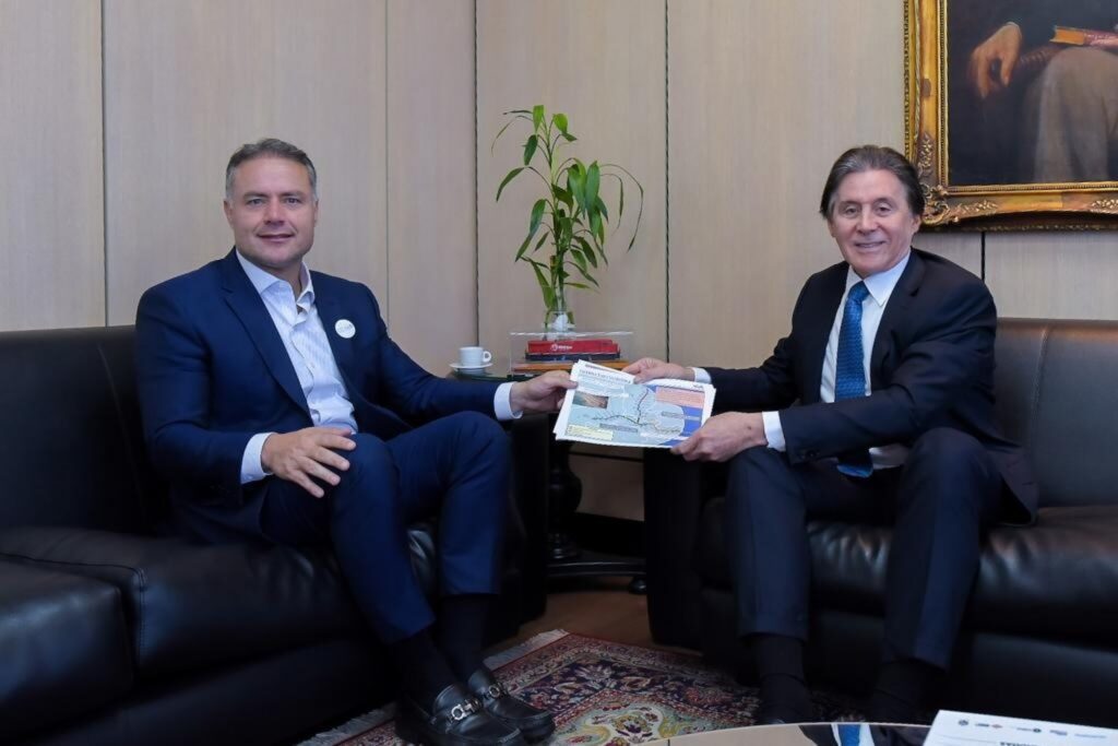 Ministro dos Transportes, Renan Filho, em reunião com o deputado federal Eunício Oliveira. (Foto: reprodução/Instagram)