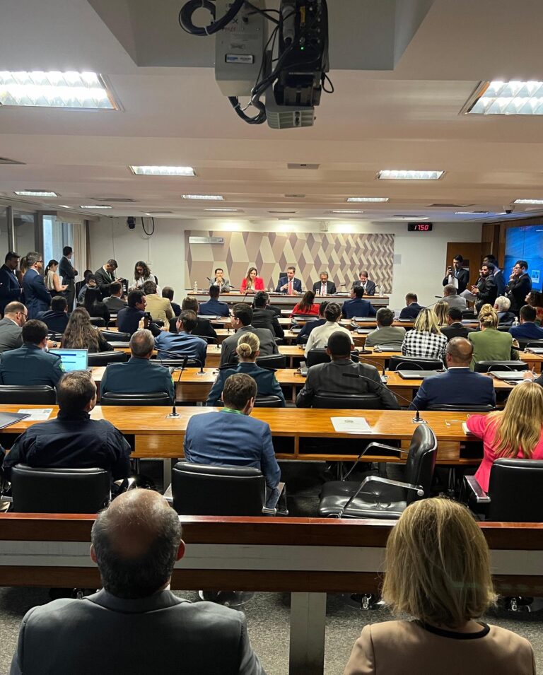 Augusta Brito assina documento e dá fim ao impasse sobre emendas de bancada do Ceará