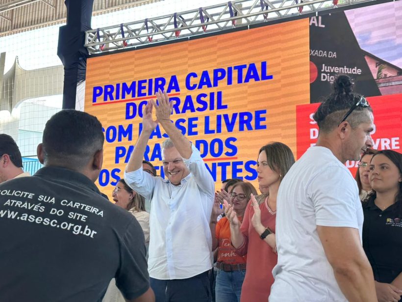 Sarto sanciona lei e Fortaleza se torna primeira capital do país a ter passe livre estudantil