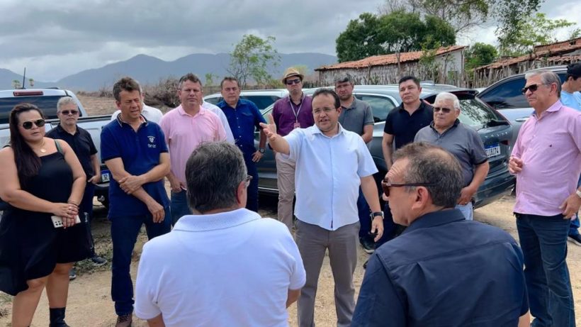Prefeito Átila Câmara visita obras do Polo Industrial de Maranguape