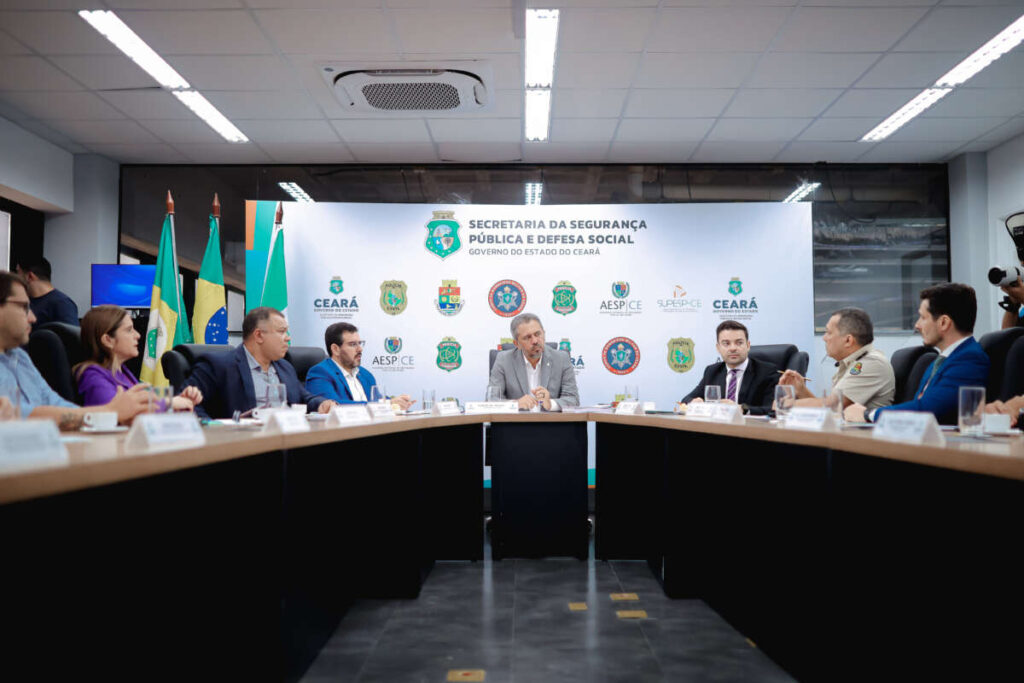 Elmano se reúne com equipes de segurança para avaliar e planejar ações no Ceará
