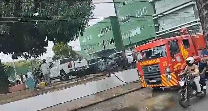 Pane causa incêndio em carros estacionados no pátio da Denarc em Fortelza