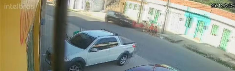 Três pessoas sentadas na calçada são atropeladas em Fortaleza