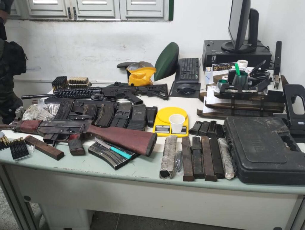 Polícia Militar apreende arsenal, mais de 500 munições e drogas em Fortaleza