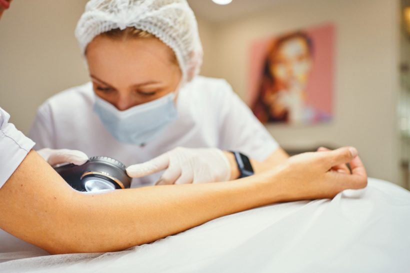Dermatologista examina paciente. Foto: Banco de Imagens