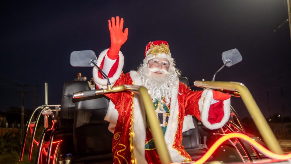 Maracanaú celebra natal com desfile temático pelas ruas da cidade