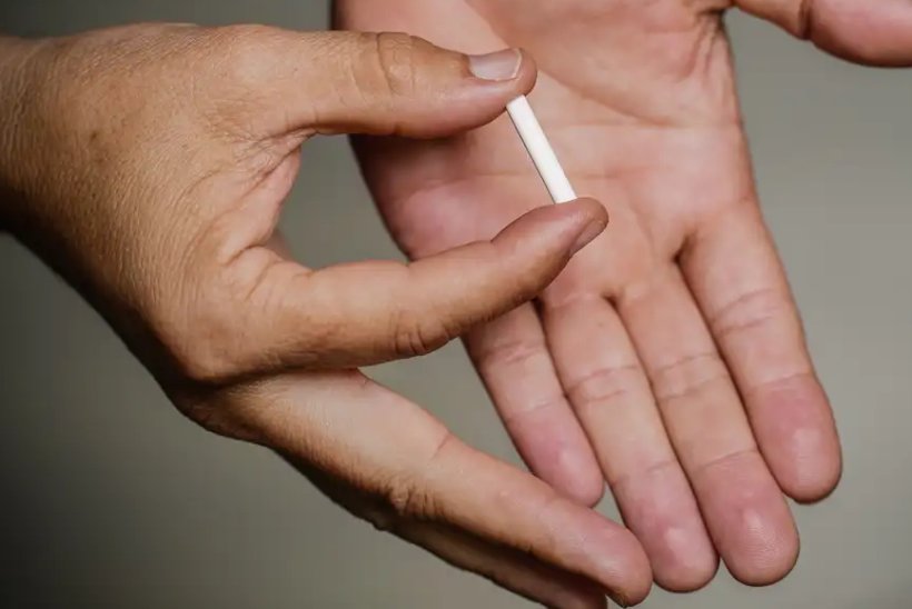 Entenda o que é o chip da beleza condenado por entidades médicas