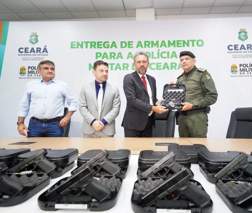 Governador Elmano faz entrega de 2.280 pistolas Glock para PMCE