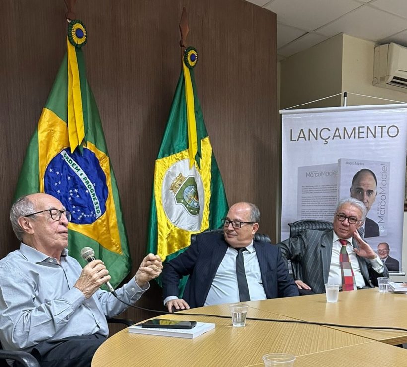Lúcio Alcântara e Gonzaga Mota vão ao lançamento de biografia de Marco Maciel