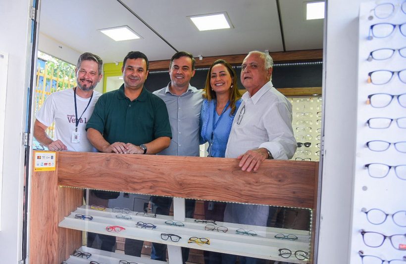 Prefeitura de Maracanaú entrega óculos de grau para 700 alunos da rede municipal