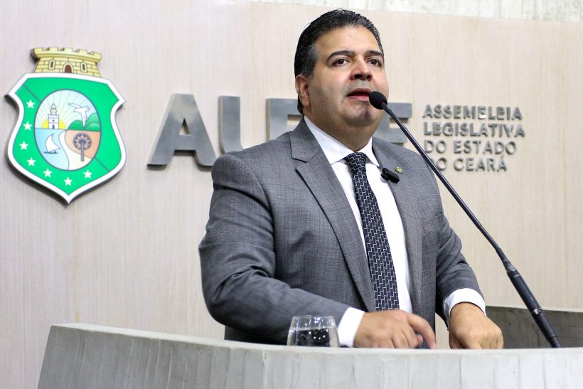 “É vergonhoso”, diz Felipe Mota sobre falta de energia no Ceará