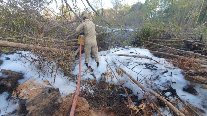 Bombeiros usam gerador de espuma para resfriar e abafar focos de incêndio no Cocó