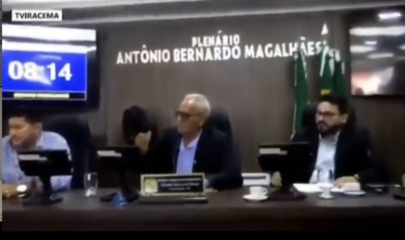 Presidente da Câmara de Iracema xinga e desliga microfone de vereador na sessão