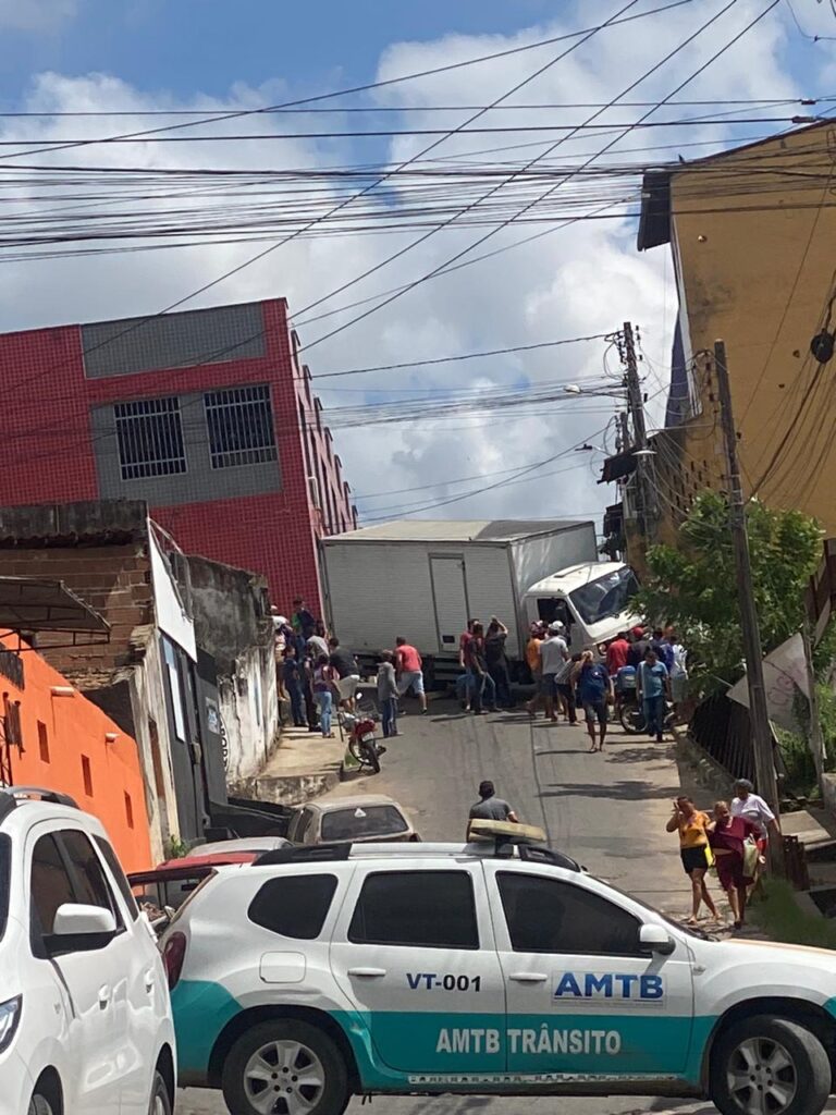 Caminhão atropela e mata família que estava em motocicleta em Baturité