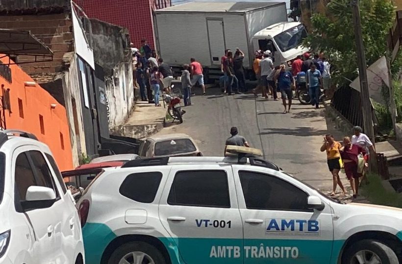 Caminhão atropela e mata família que estava em motocicleta em Baturité