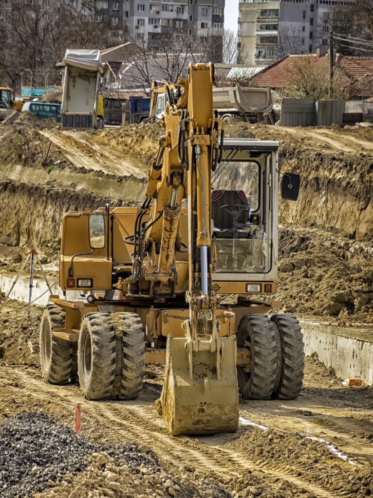 Big yellow stopped excavator at the construction site. (Foto: banco de imagens)