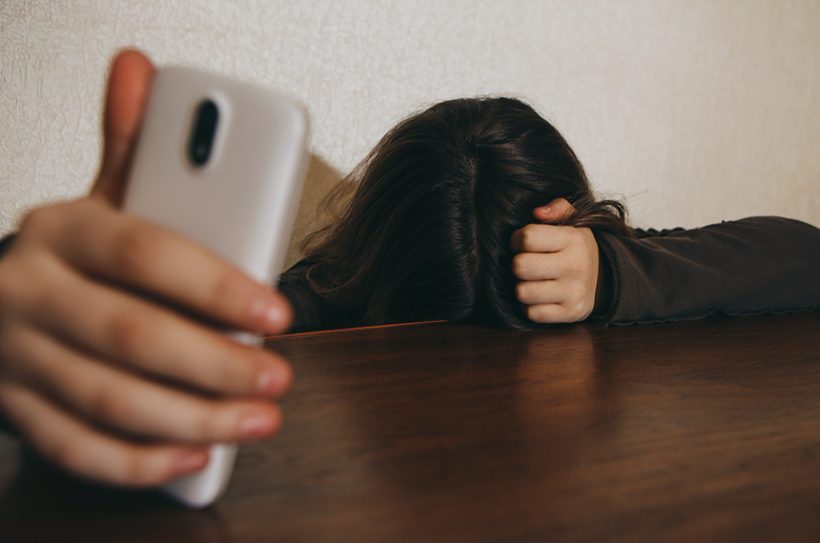 Foto: Arquivo Pessoal / Cyberbullying


Teen Girl Excessively Sitting At The Phone At Home. He Is A Victim Of Online Bullying Stalker Social Networks - ImageCyberbullying