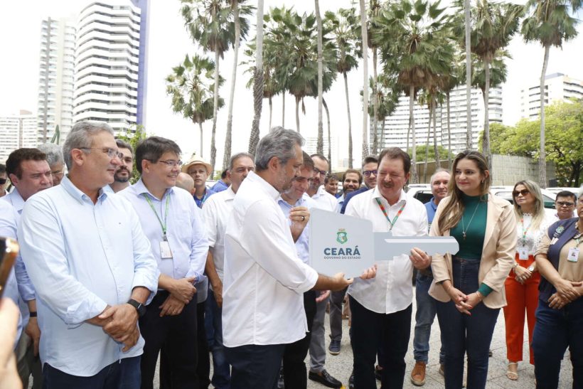 Governador Elmano entrega 14 novos veículos e 04 drones para Adagri