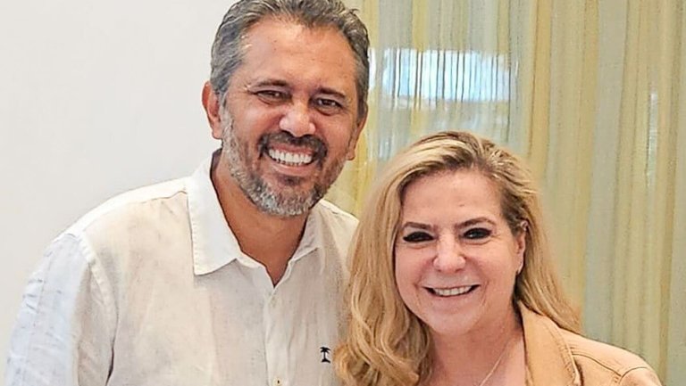 Luizianne Lins se reúne com governador Elmano para debater seu futuro político