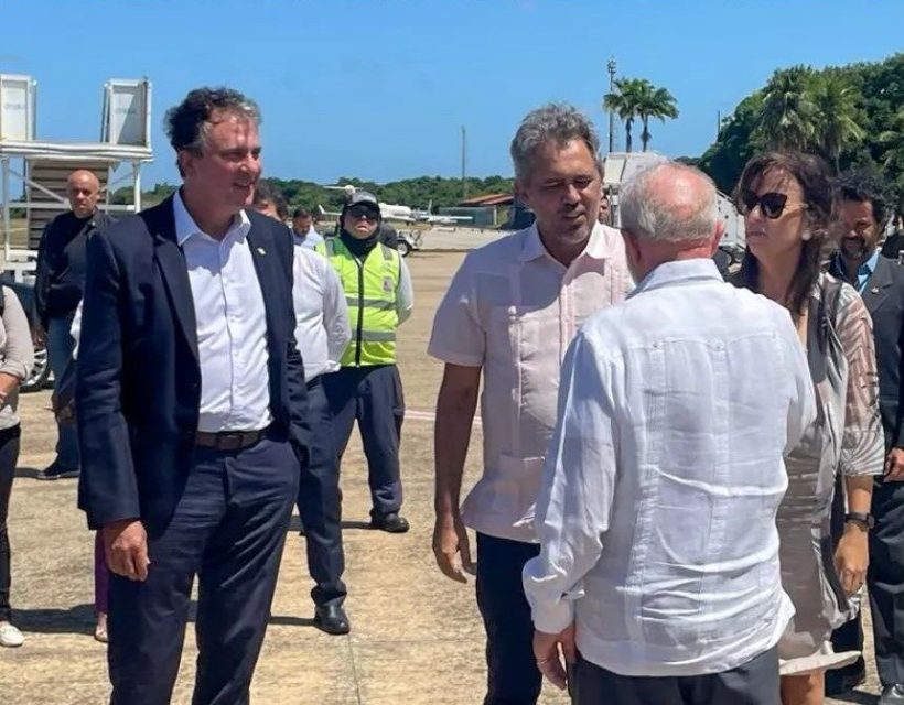 Lula é recepcionado pelo governador Elmano durante desembarque no Ceará