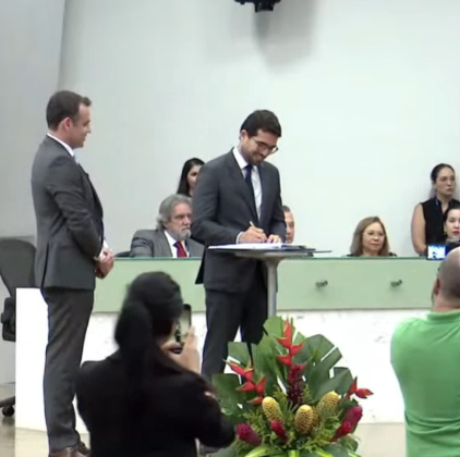 Rholden Queiroz é empossado como presidente do TCE-CE