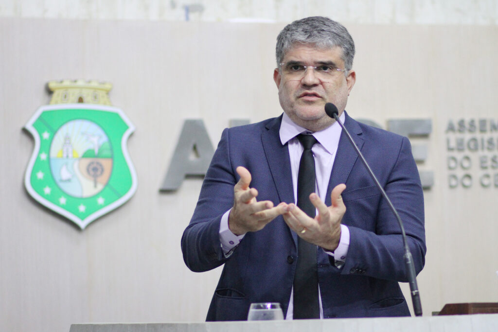 Deputado estadual Leonardo Pinheiro. (Foto: Junior Pio/Alece)