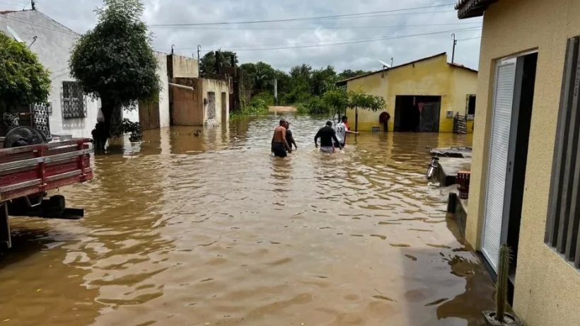 Cerca de 150 famílias são afetadas com enchente de rio em Santa Quitéria