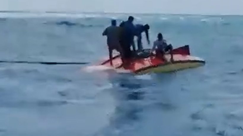Pescadores à deriva após jangada virar na Praia de Caponga são resgatados