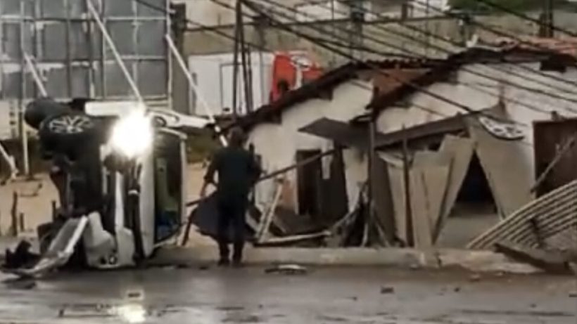 Carro colide com poste, derruba telhado e capota no Eusébio