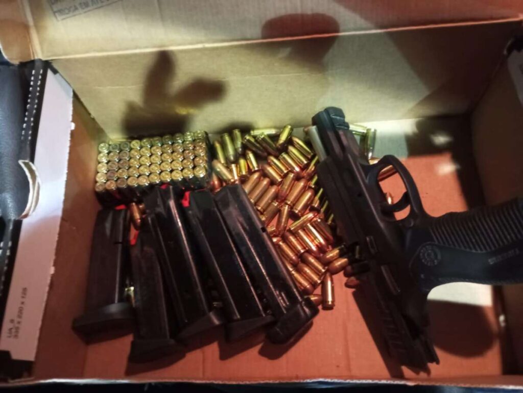 PMCE prende homem em posse de arma de fogo e mais de 100 munições em Fortaleza