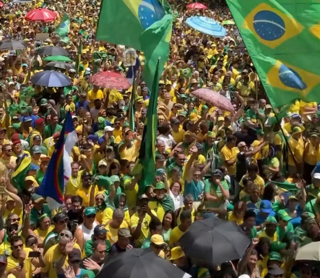 Bolsonaro reúne manifestantes em ato na Avenida Paulista