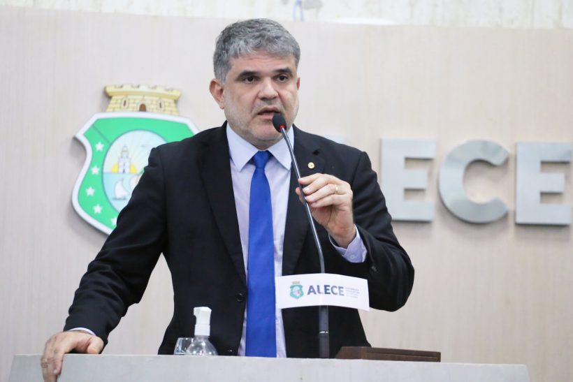MPCE pede afastamento de deputado estadual por improbidade administrativa