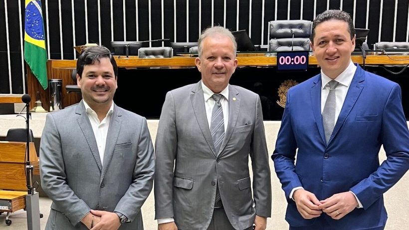 Prefeito Glêdson Bezerra avalia futuro partidário em reunião com André Figueiredo