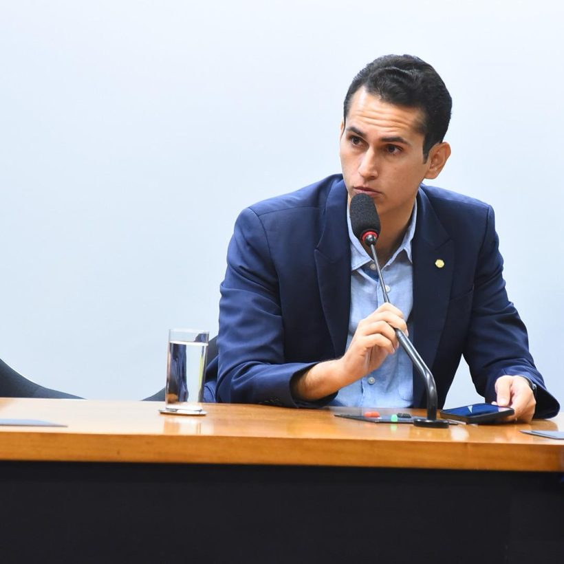 Domingos Neto propõe ampliação de deduções no IR para despesas com material escolar e livros