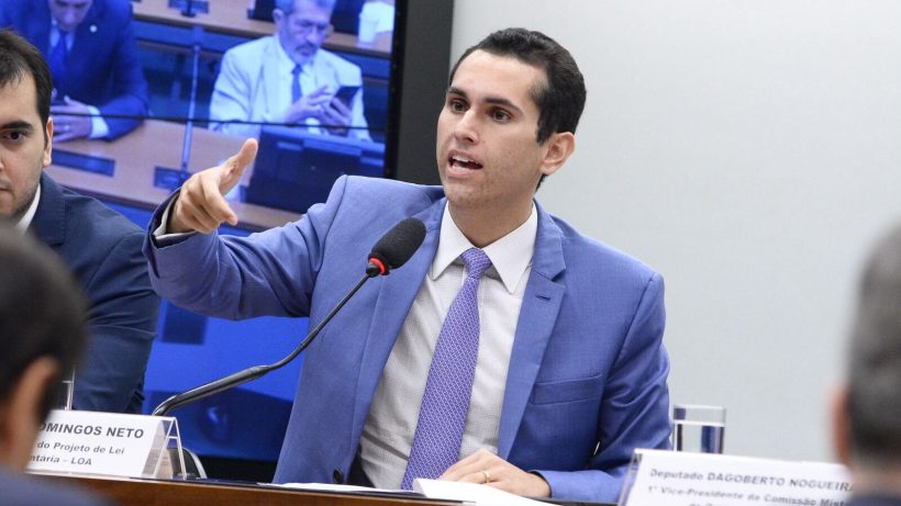 Domingos Neto protocola proposta que endurece pena contra torcedores violentos