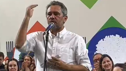 Elmano faz primeira aparição pública após receber alta por pneumonia