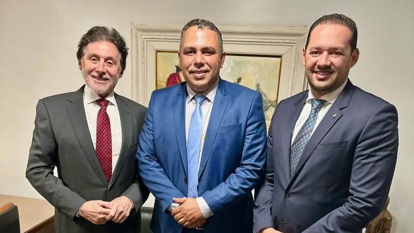 Eunício Oliveira fecha aliança eleitoral com prefeito de Lavras da Mangabeira