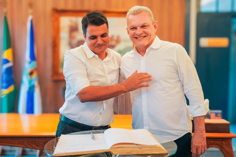 Sarto assina ato de transmissão de cargo e Gardel Rolim assume a Prefeitura de Fortaleza