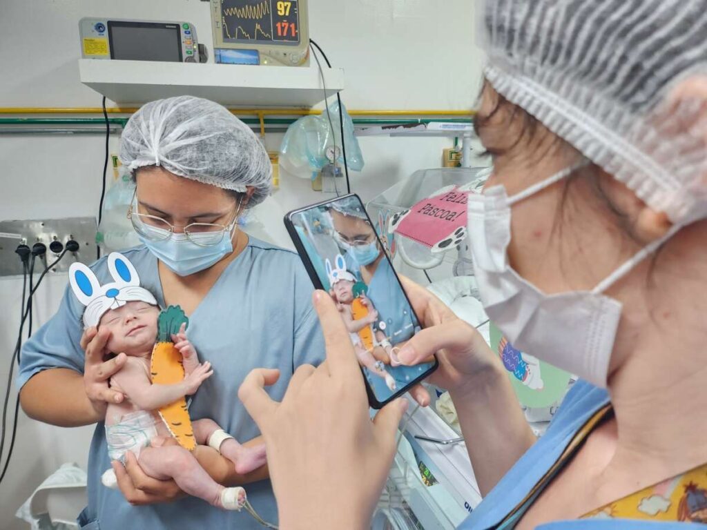 Bebês de unidade neonatal são modelos em campanha de Páscoa