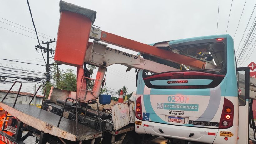 Dois passageiros morrem e cinco ficam feridos após guincho atingir ônibus