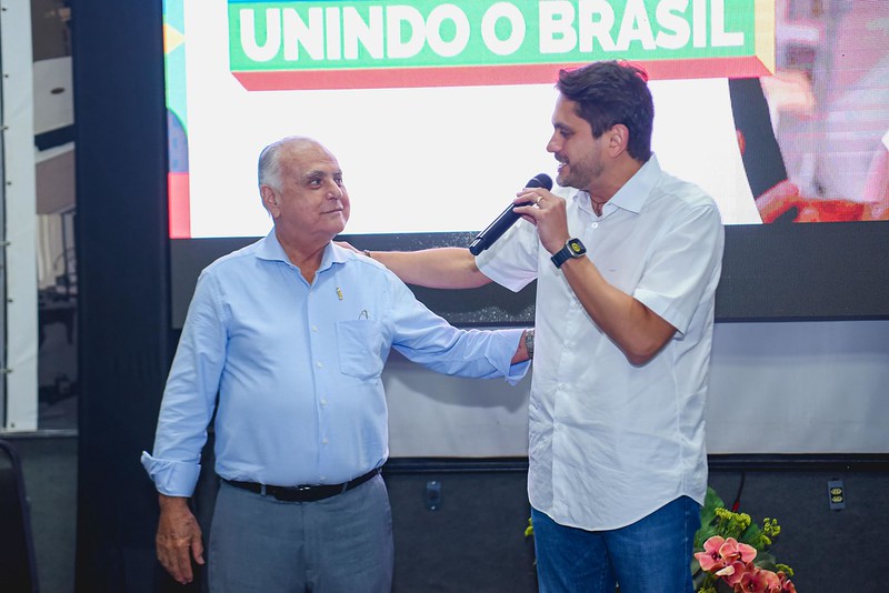 Ministro das Comunicações doa 150 computadores para escolas municipais de Maracanaú