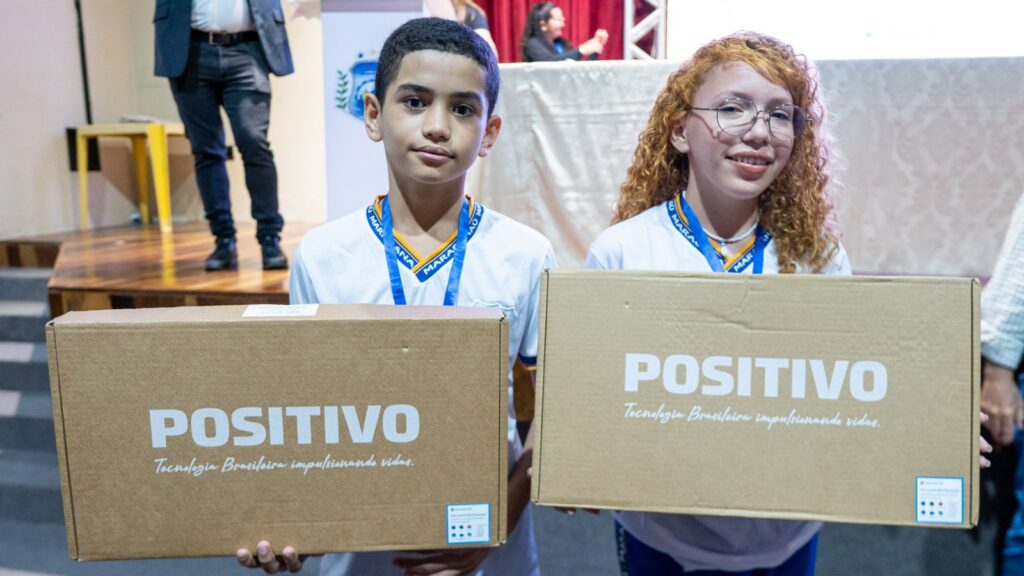 Solenidade de entrega de notebooks para alunos de Maracanaú