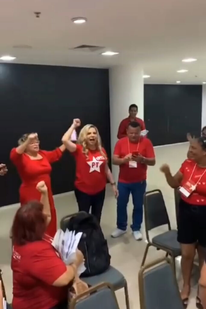 Luizianne Lins surpreende e comparece ao Encontro Municipal do PT
