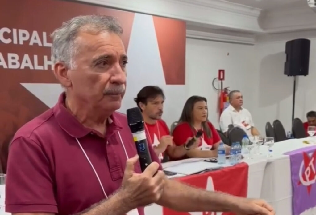 Artur Bruno desiste de pré-candidatura e anuncia apoio a Evandro Leitão