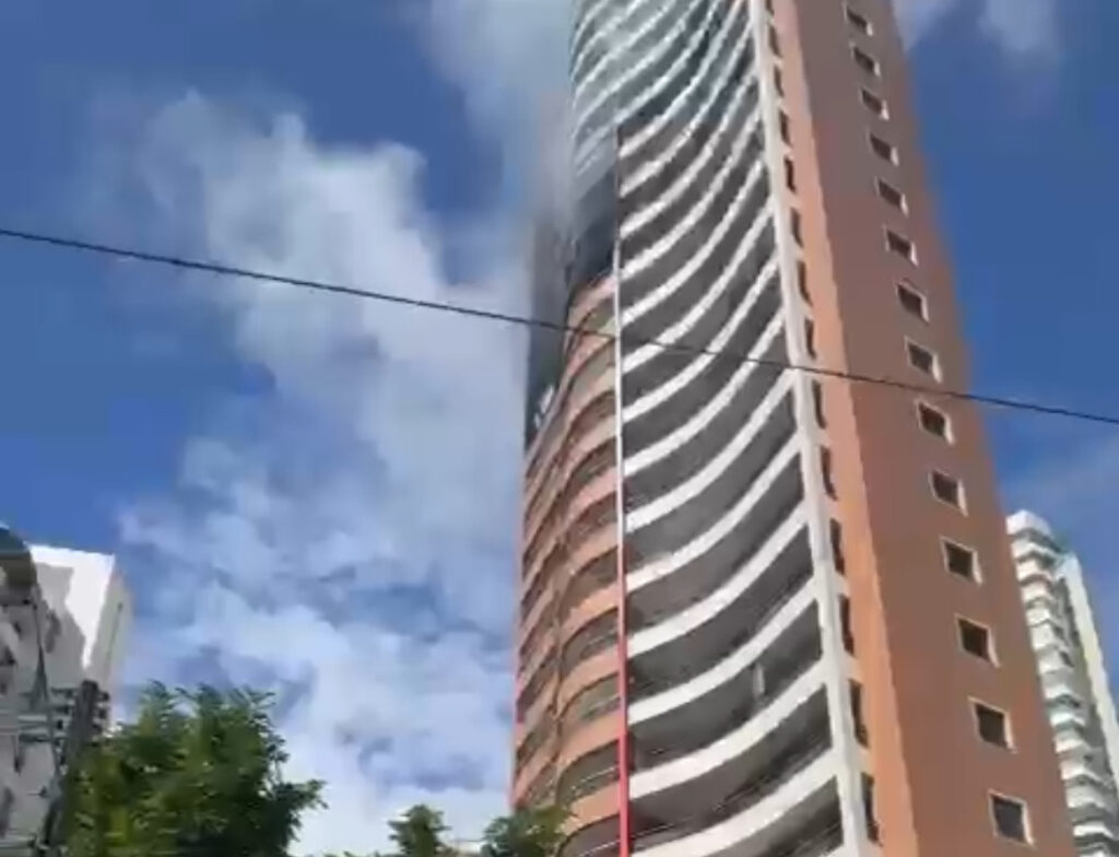 Apartamento fica destruído após incêndio no Meireles, em Fortaleza
