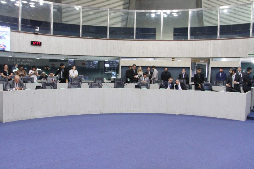 Alece aprova moção de apoio à deputada federal Dayany Bittencourt