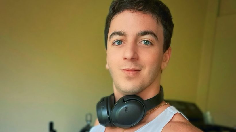 Célio Studart usa dinheiro da cota parlamentar para impulsionar fotos sem camisa