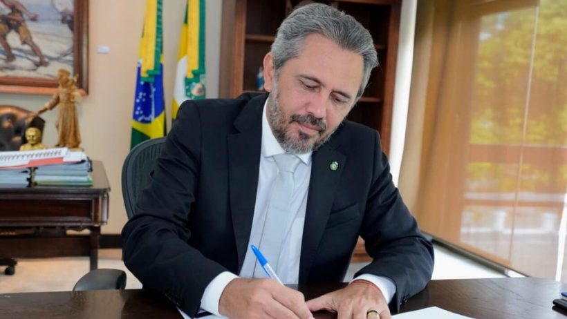 Elmano amplia repasse para compra do fardamento de policiais penais