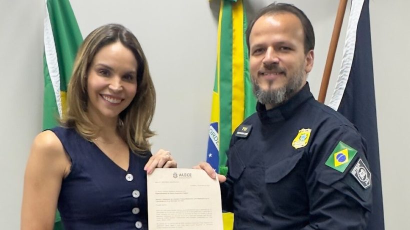 Gabriella Aguiar solicita apoio da PRF durante Caminhada da Fé, em Tauá